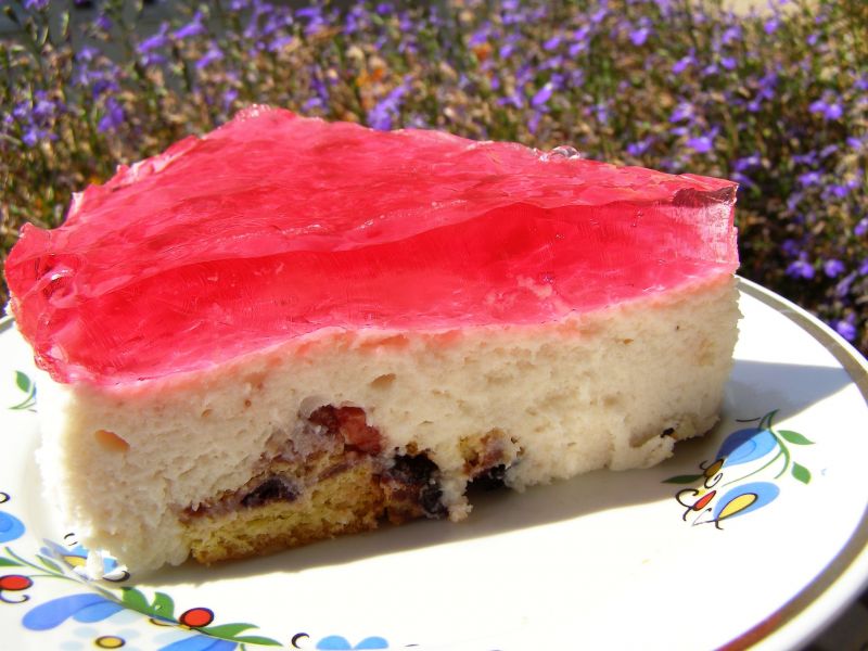 Sernik na zimno na spodzie ciasta z dżemem