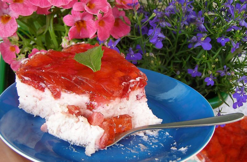 Sernik na zimno na szybko z truskawkami Sernik na zimno na szybko z truskawkami