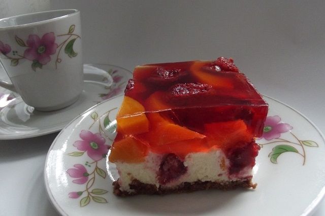 Sernik na zimno truskawkowo - brzoskwiniowy       