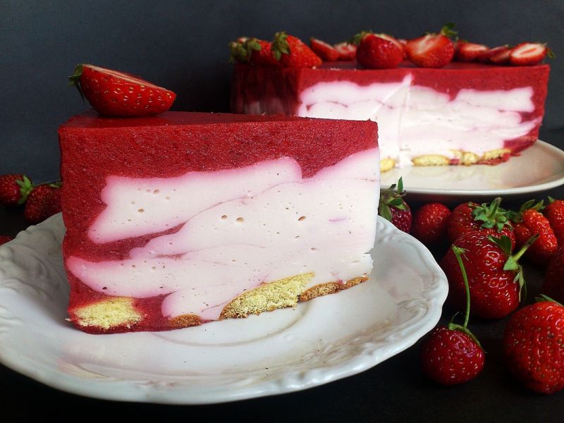 Sernik na zimno truskawkowo różany