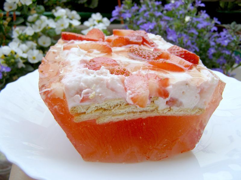 Sernik na zimno truskawkowy z galaretką