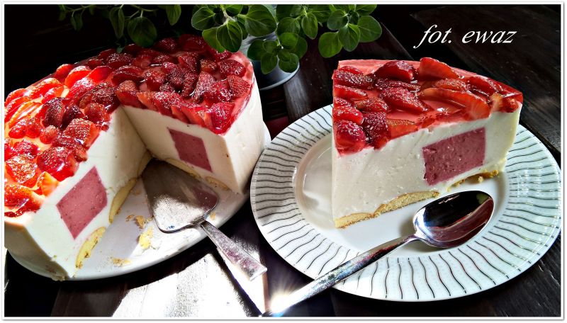 Sernik na zimno truskawkowym musem Sernik na zimno truskawkowym musem