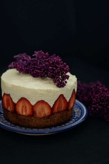 Sernik na zimno z białą czekoladą i truskawkami 