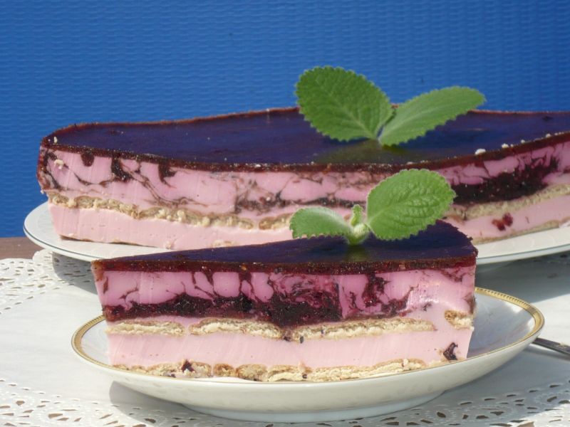 Sernik na zimno z borówką i porzeczkami Sernik na zimno z borówką i porzeczkami