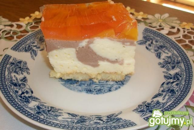 Sernik na zimno z brzoskwiniami