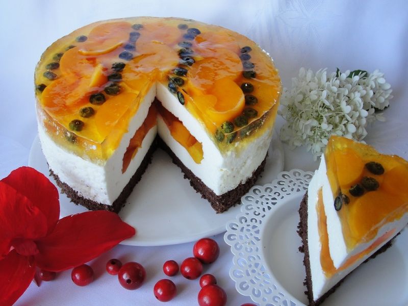 Sernik na zimno z brzoskwiniami Sernik na zimno z brzoskwiniami