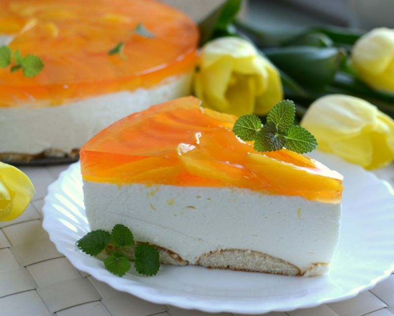 Sernik na zimno z brzoskwiniami