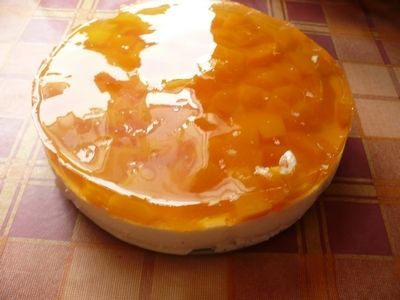 Sernik na zimno z brzoskwiniami