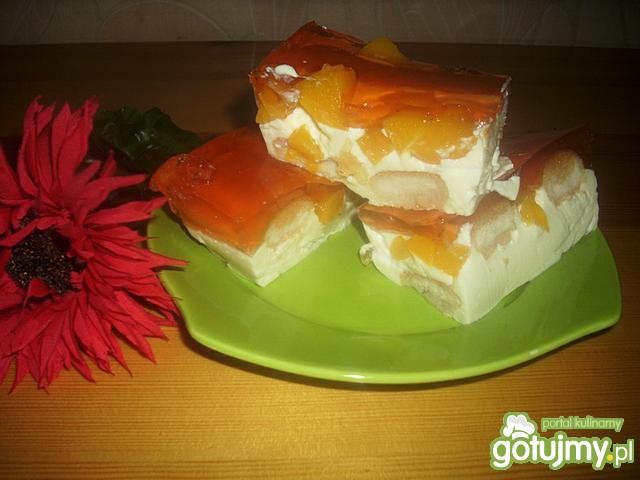 Sernik na zimno z brzoskwiniami 3