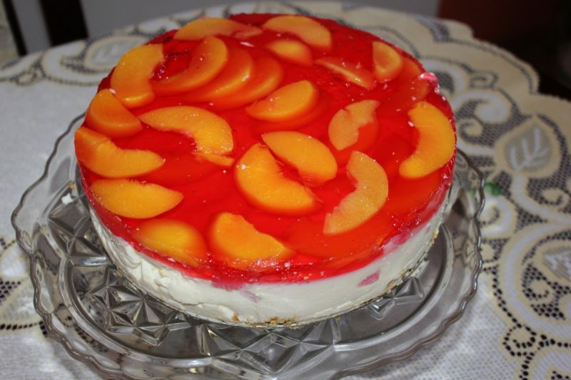 Sernik na zimno z brzoskwiniami 