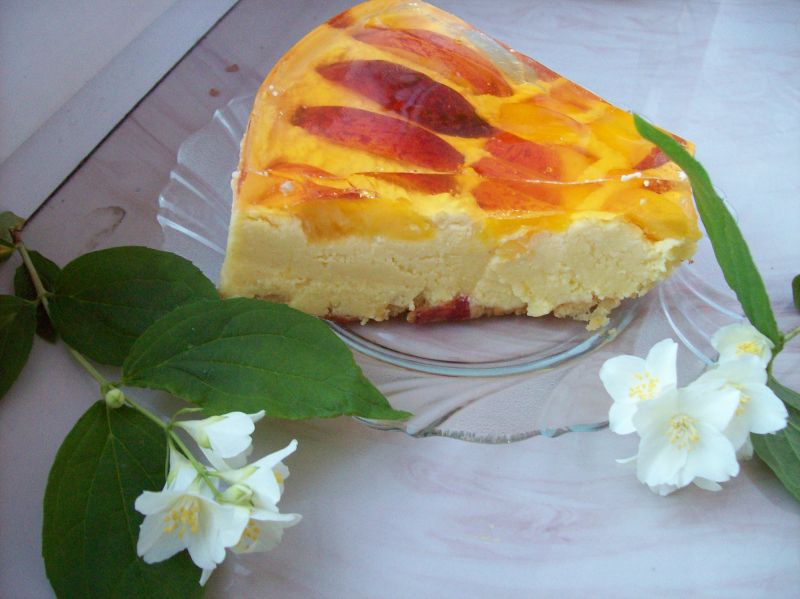 Sernik na zimno z brzoskwiniami