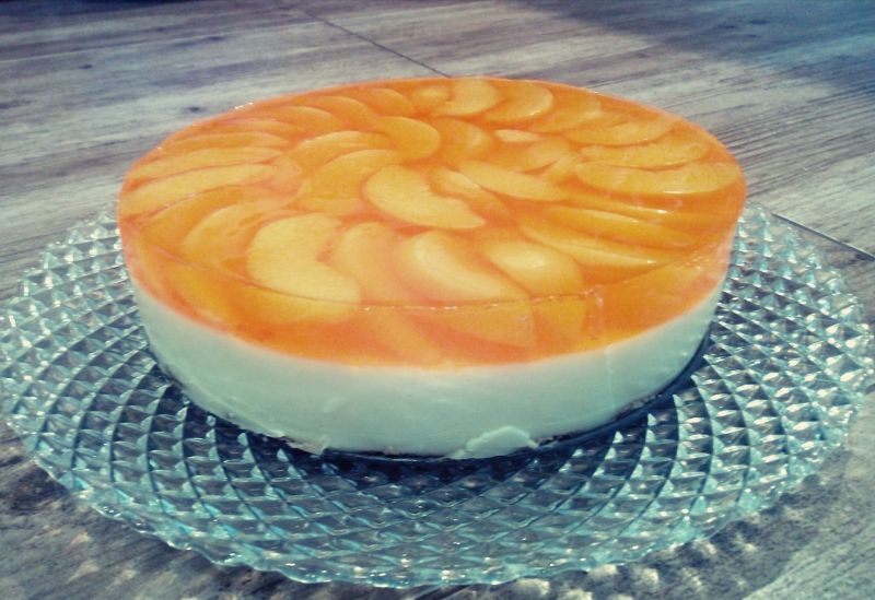 Sernik na zimno z brzoskwiniami