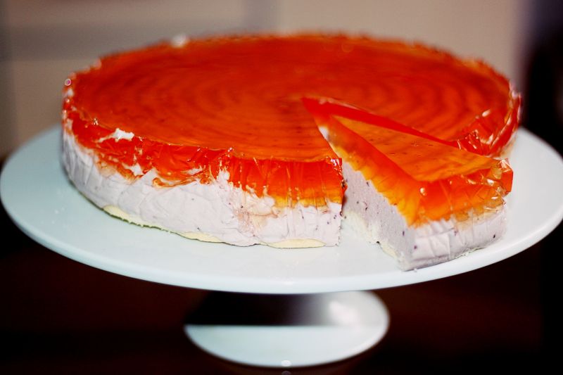 Sernik na zimno z dodatkiem malin i galaretki