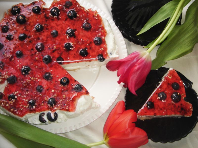 Sernik na zimno z galaretką i borówkami
