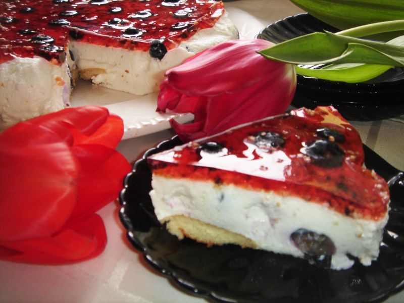 Sernik na zimno z galaretką i borówkami