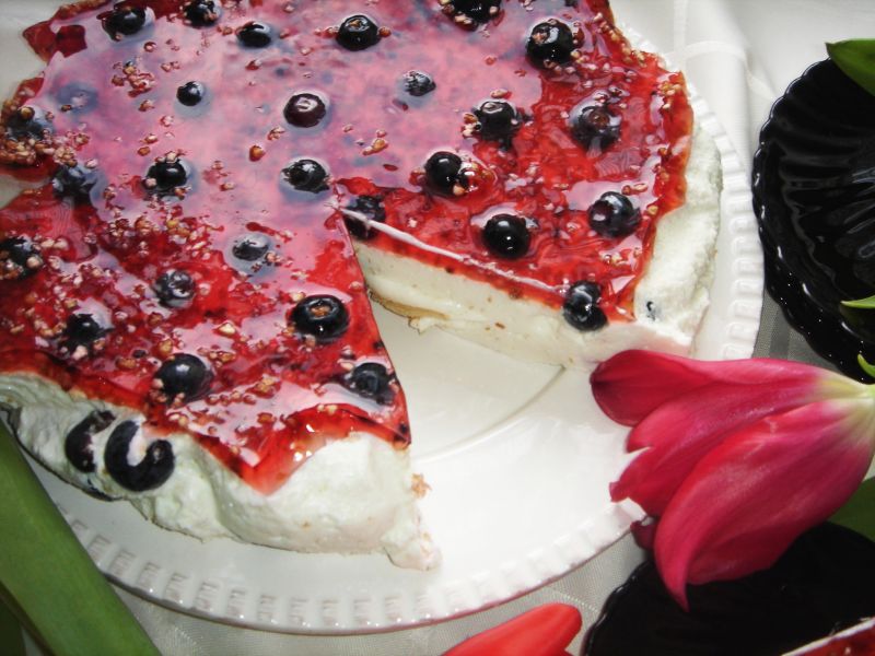 Sernik na zimno z galaretką i borówkami