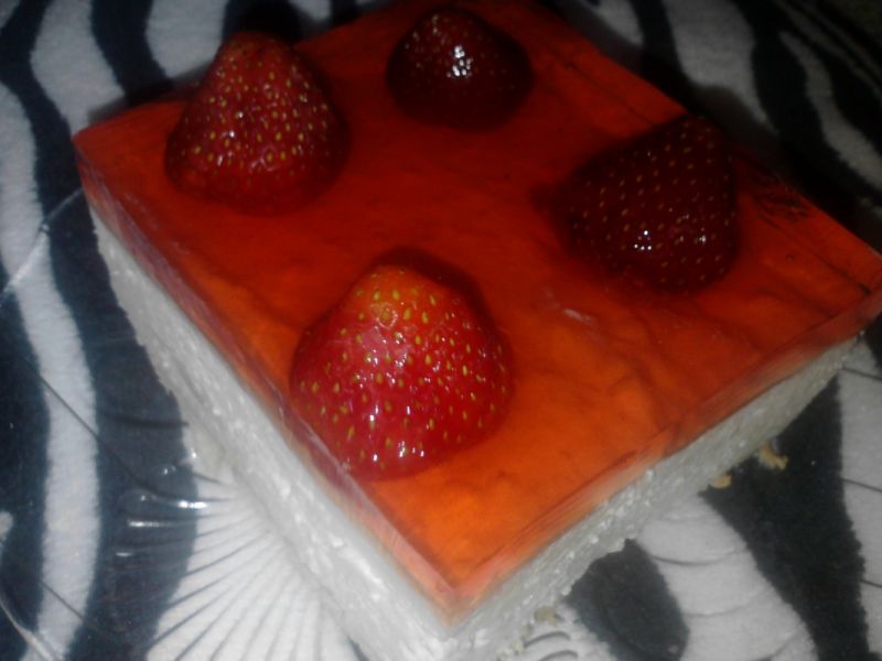 Sernik na zimno z galaretką i truskawkami