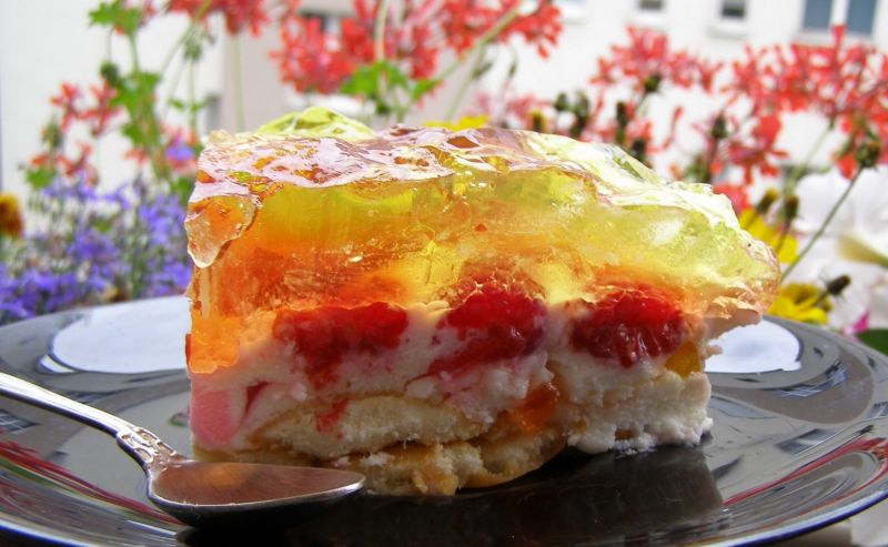 Sernik na zimno z galaretkami,malinami w galaretce