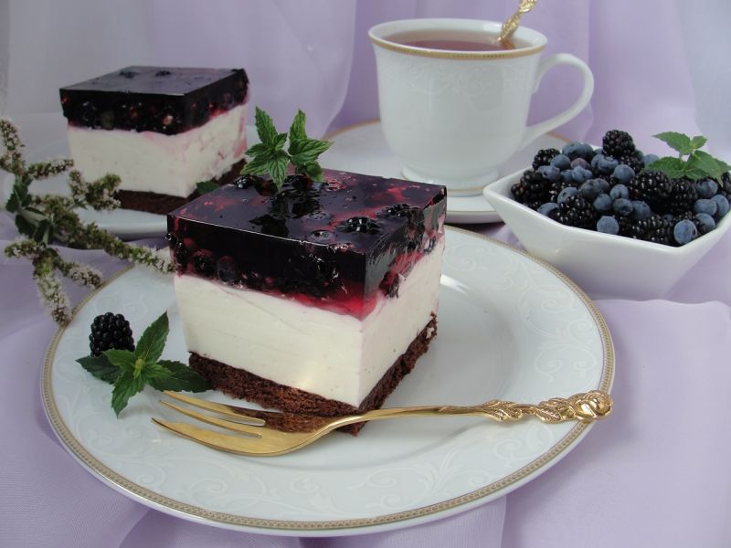 Sernik na zimno z jeżynami i borówką amerykańską