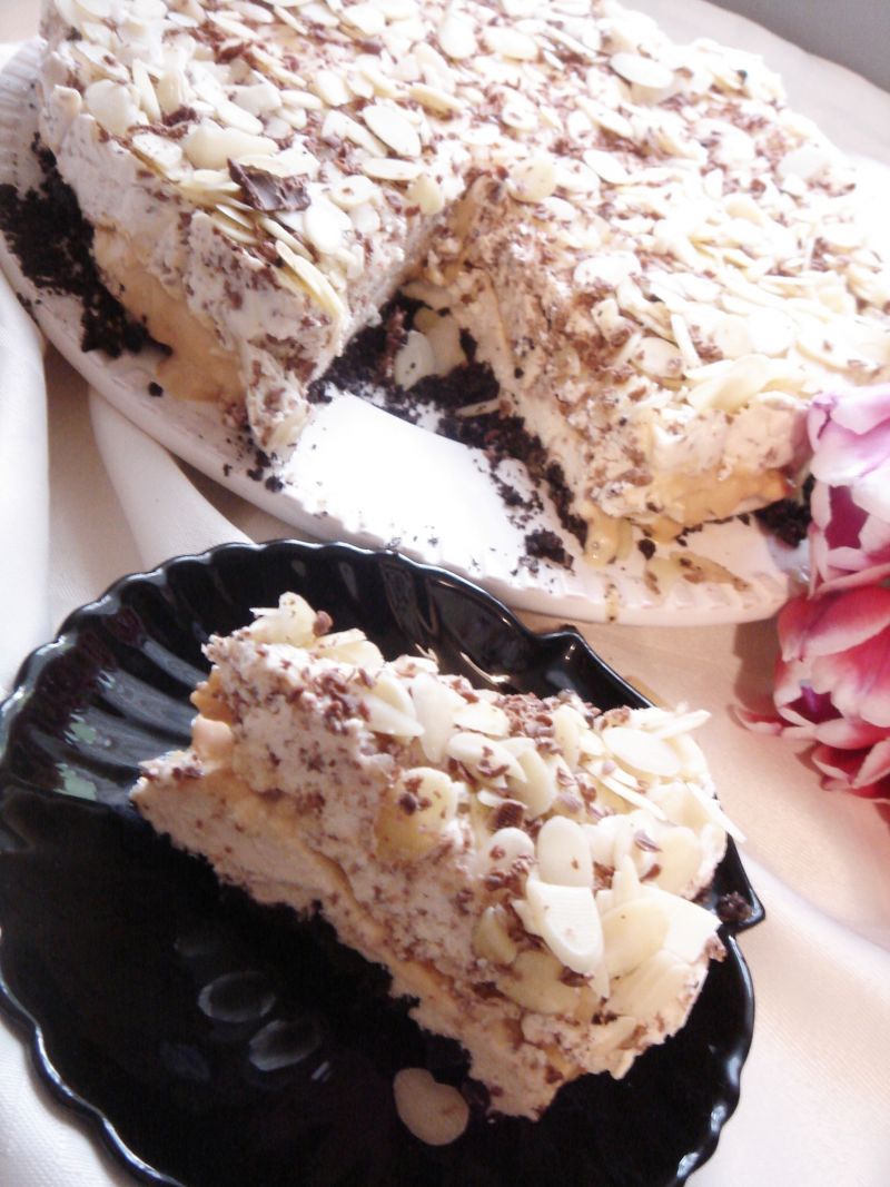 Sernik na zimno z krówką, czekoladą i migdałami