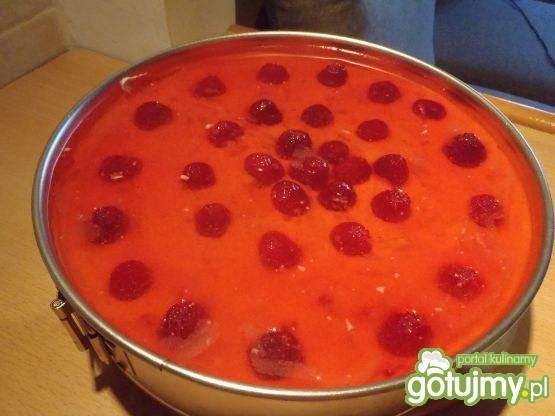 Sernik na zimno z malinami.