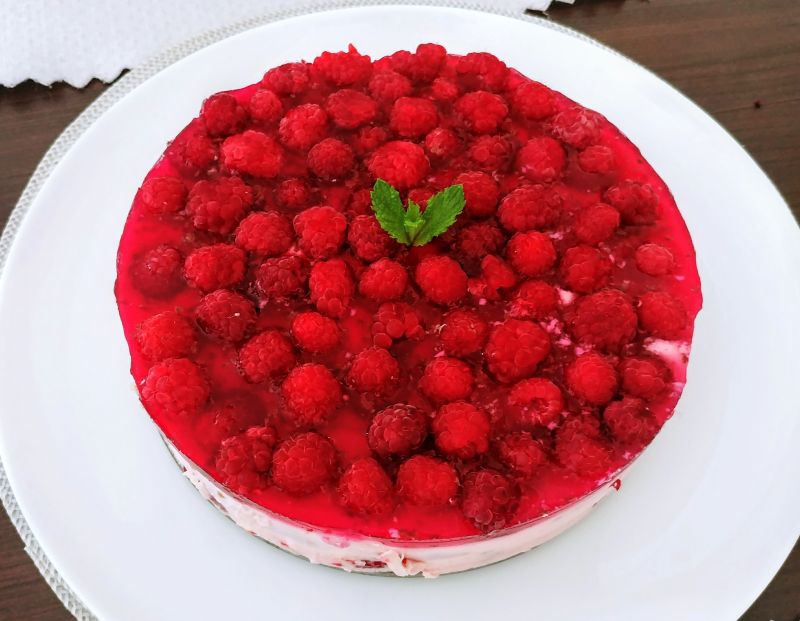 Sernik na zimno z malinami