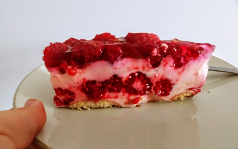 Sernik na zimno z malinami