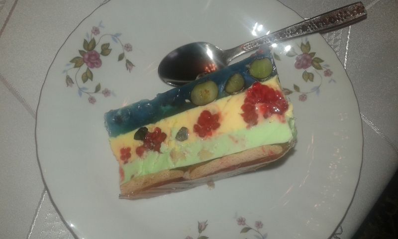 Sernik na zimno z malinami i borówkami