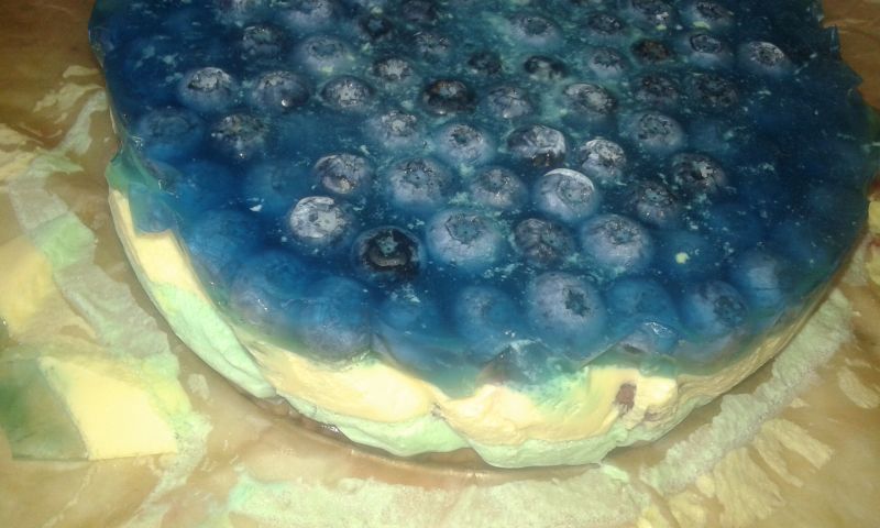 Sernik na zimno z malinami i borówkami