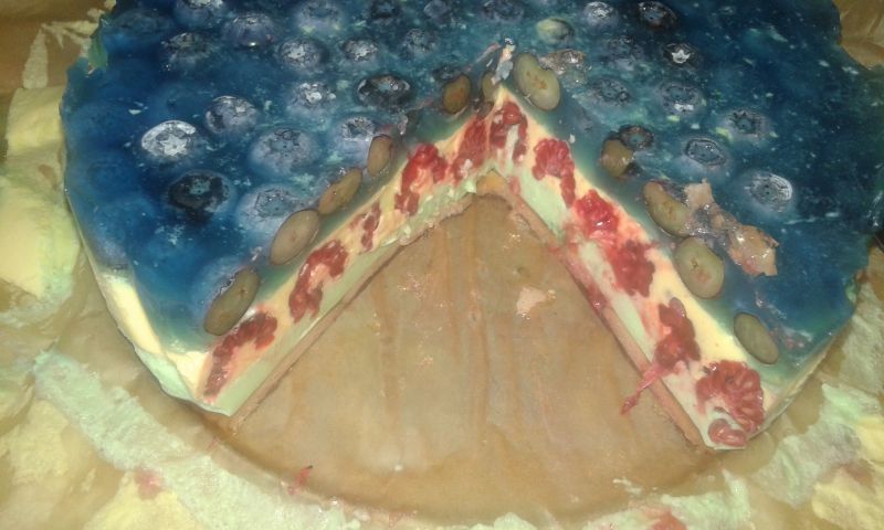 Sernik na zimno z malinami i borówkami