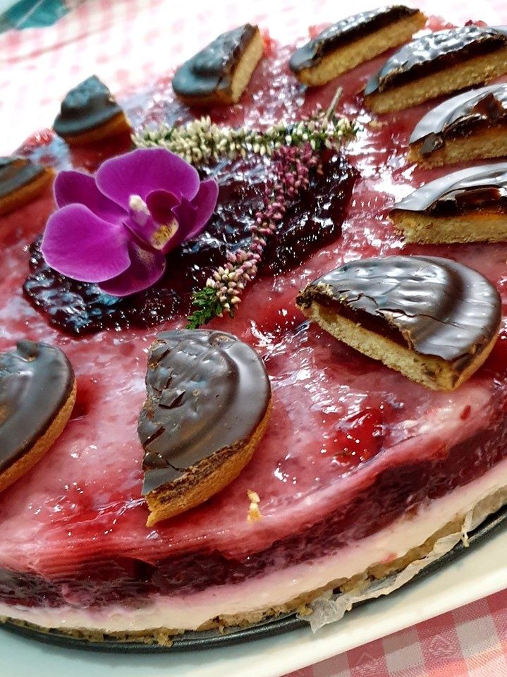 Sernik na zimno z malinami i delicjami