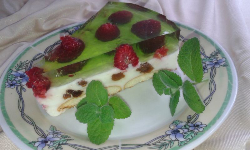 Sernik na zimno z malinami i galaretką 