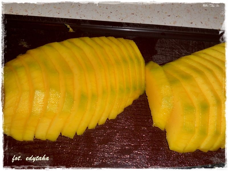 Sernik na zimno z mango i żelkami