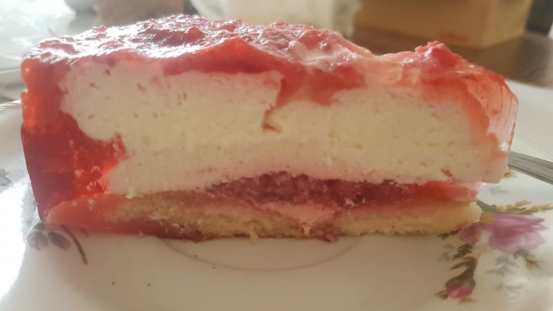 Sernik na zimno z musem truskawkowym