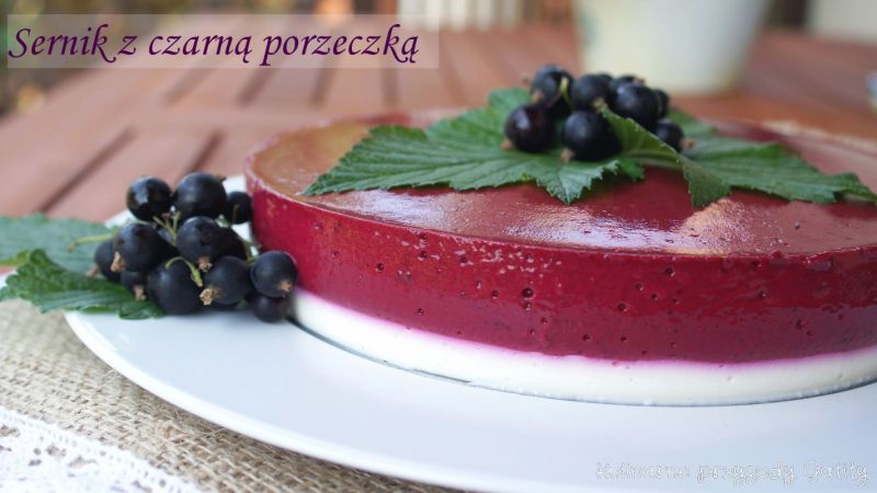 Sernik na zimno z musem z czarnej porzeczki