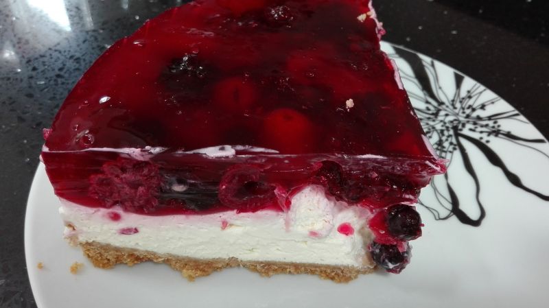 Sernik na zimno z owocami leśnymi Sernik na zimno z owocami leśnymi