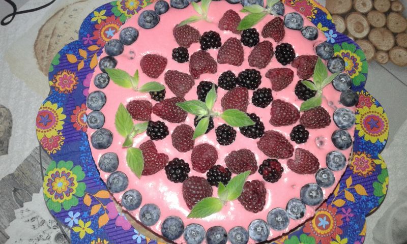 Sernik na zimno z owocami w kolorach końca lata