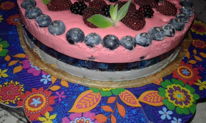 Sernik na zimno z owocami w kolorach końca lata