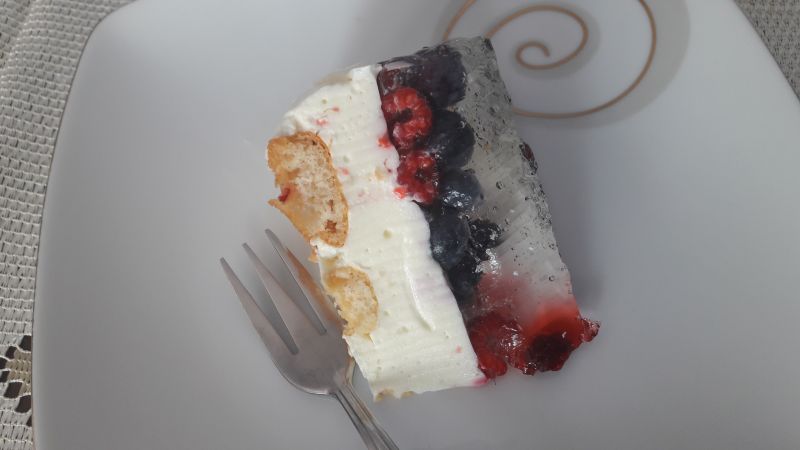 Sernik na zimno z owocami z galaretką krystaliczną