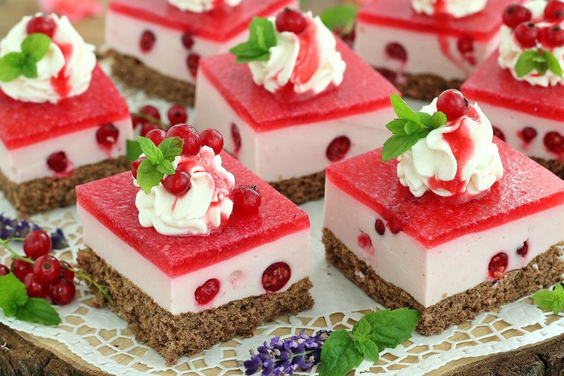 Sernik na zimno z porzeczkami