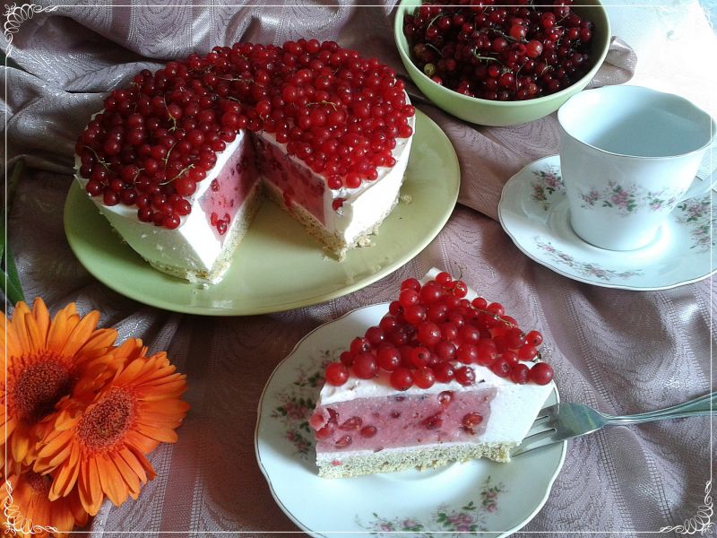 Sernik na zimno z porzeczkową wkładką