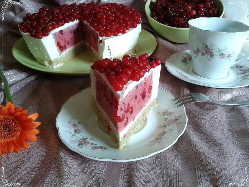 Sernik na zimno z porzeczkową wkładką