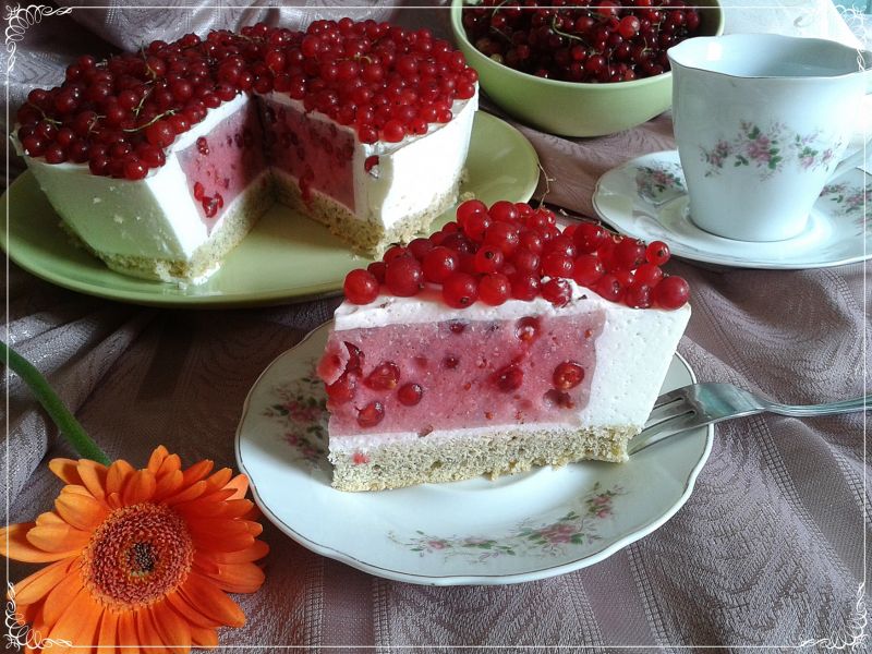 Sernik na zimno z porzeczkową wkładką