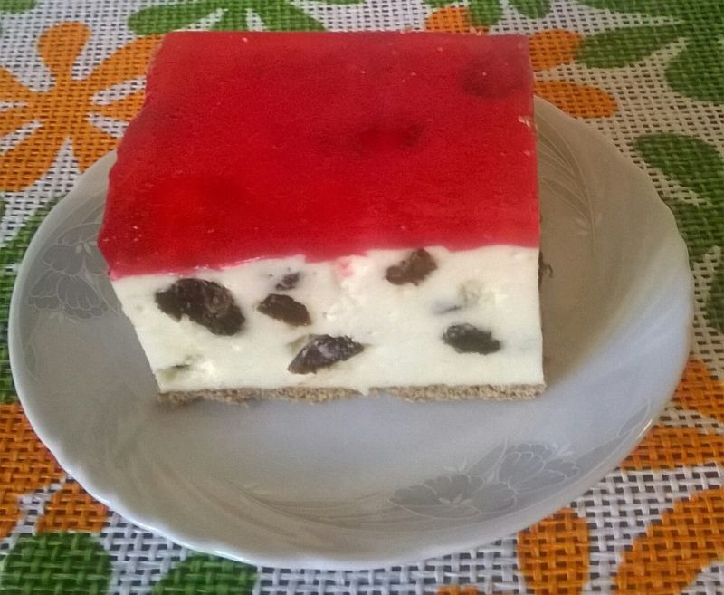 Sernik na zimno z rodzynkami i galaretką Sernik na zimno z rodzynkami i galaretką