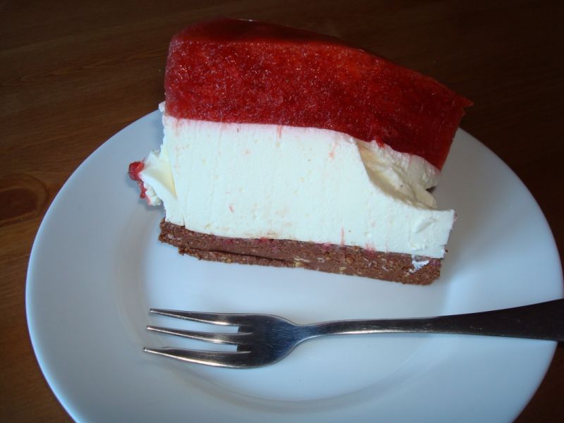 Sernik na zimno z truskawkami