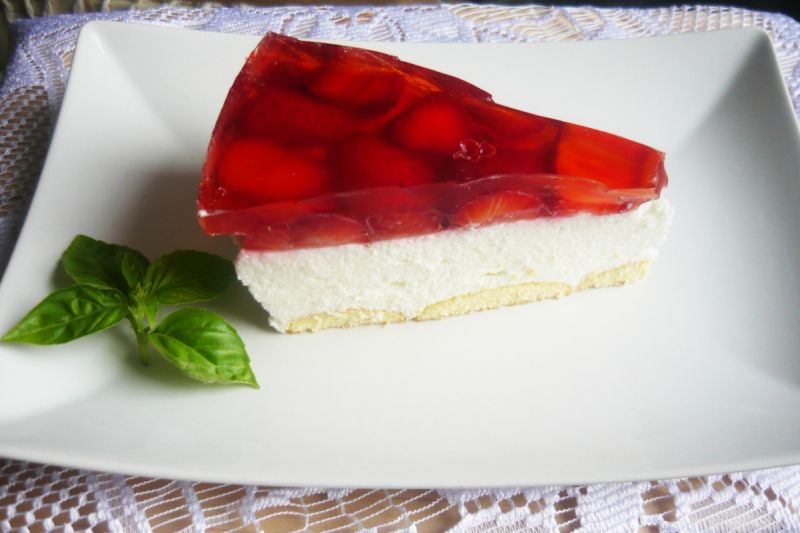 Sernik na zimno z truskawkami