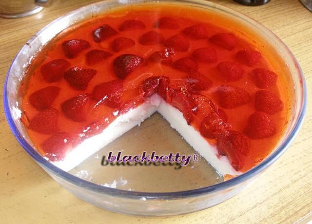 Sernik na zimno z truskawkami