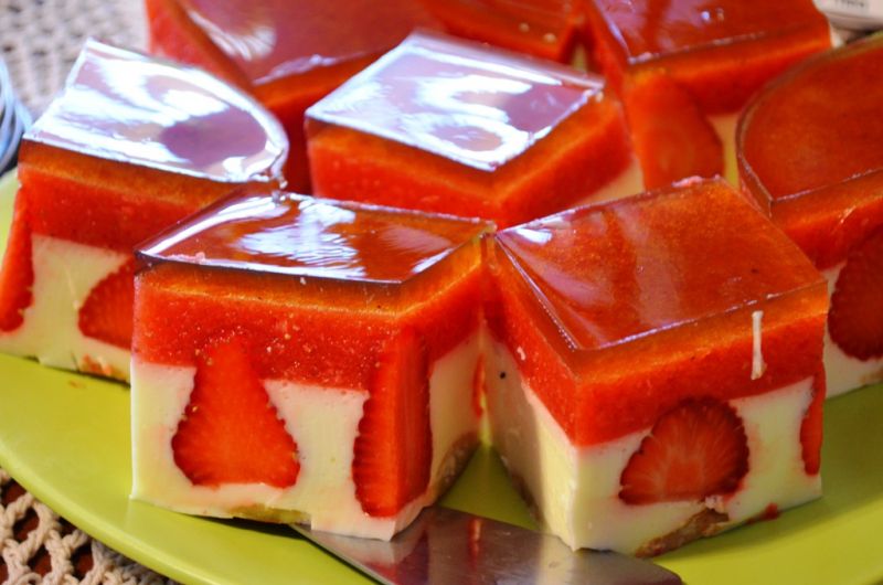 Sernik na zimno z truskawkami