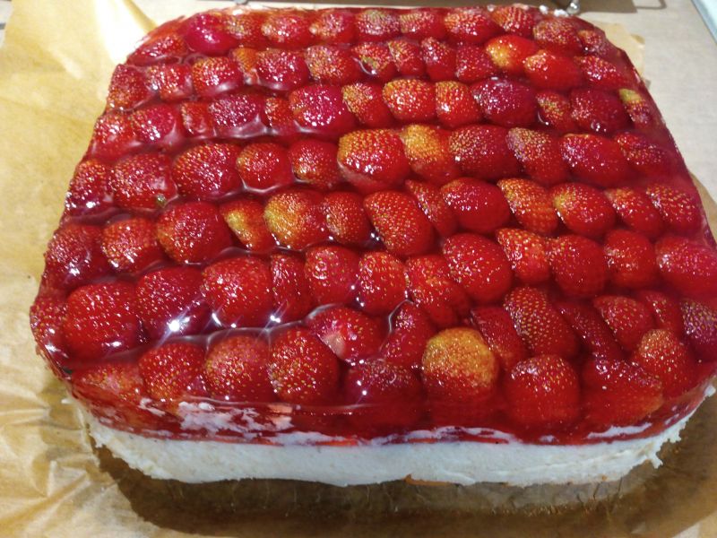 Sernik na zimno z truskawkami 