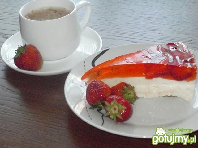 Sernik na zimno z truskawkami